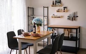 Sunny Apartment For 2